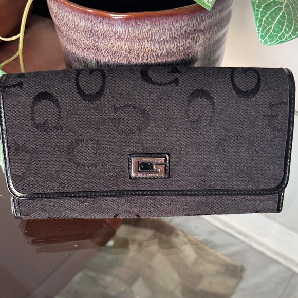 Guess Black Patterned Wallet with lots of card space. BRAND NEW - Picture 1 of 9